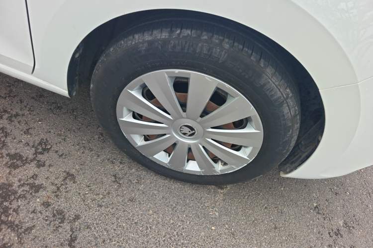 Used Skoda Rapid Spaceback 2018 1.6L Manual Standard Edition Right Front Wheel Hub