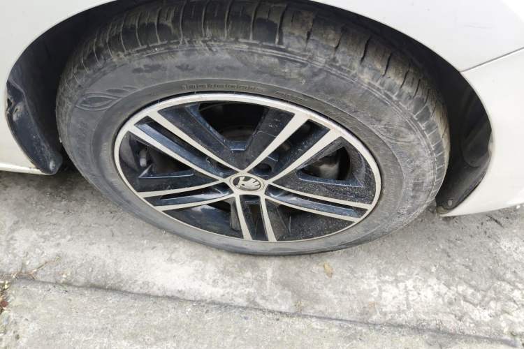 Used Skoda Rapid Spaceback 2018 1.6L Automatic Sport Edition Right Front Wheel Hub