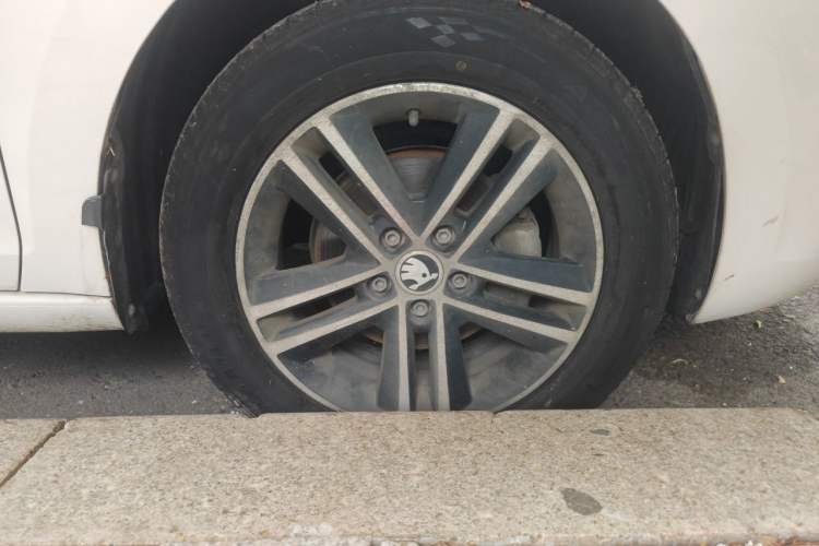 Used Skoda Rapid Spaceback 2018 1.6L Manual Standard Edition Right Front Wheel Hub