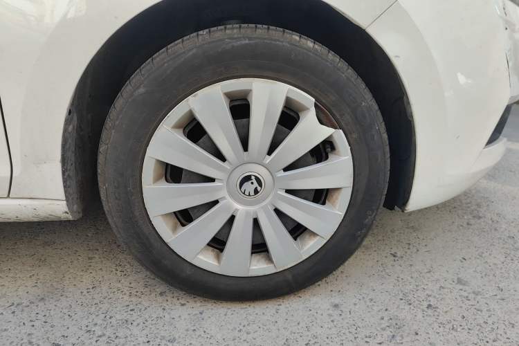 Used Skoda Rapid Spaceback 2018 1.4L Manual Standard Edition Right Front Wheel Hub