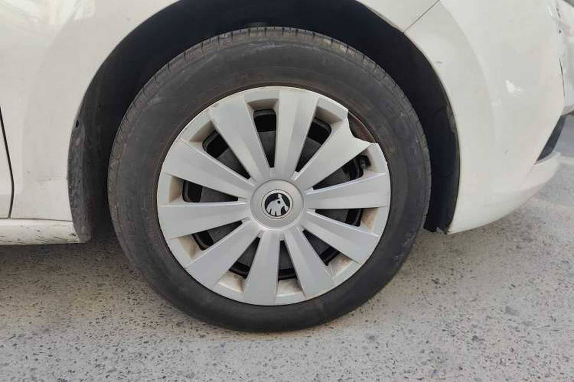 Used Skoda Rapid Spaceback 2018 1.4L Manual Standard Edition Right Front Wheel Hub