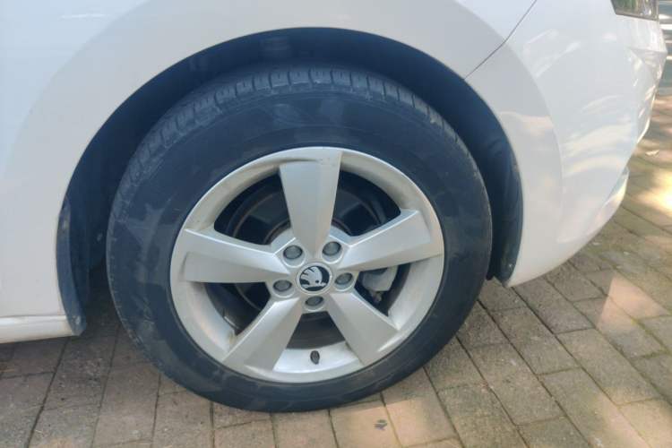 Used Skoda Rapid Spaceback 2018 1.6L Automatic Comfort Edition Right Front Wheel Hub
