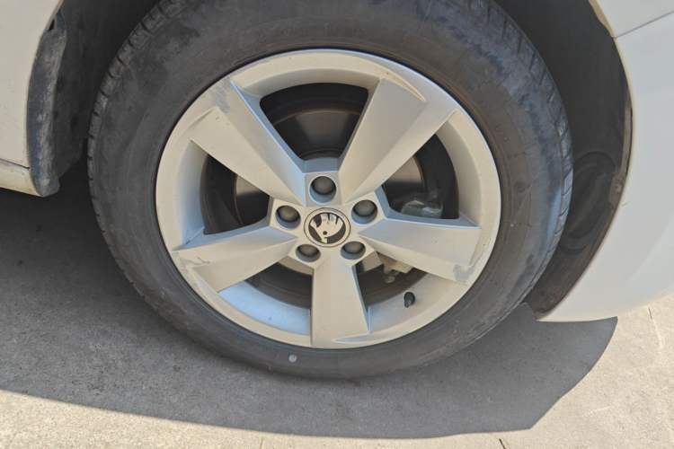 Used Skoda Rapid Spaceback 2018 1.6L Automatic Comfort Edition Right Front Wheel Hub