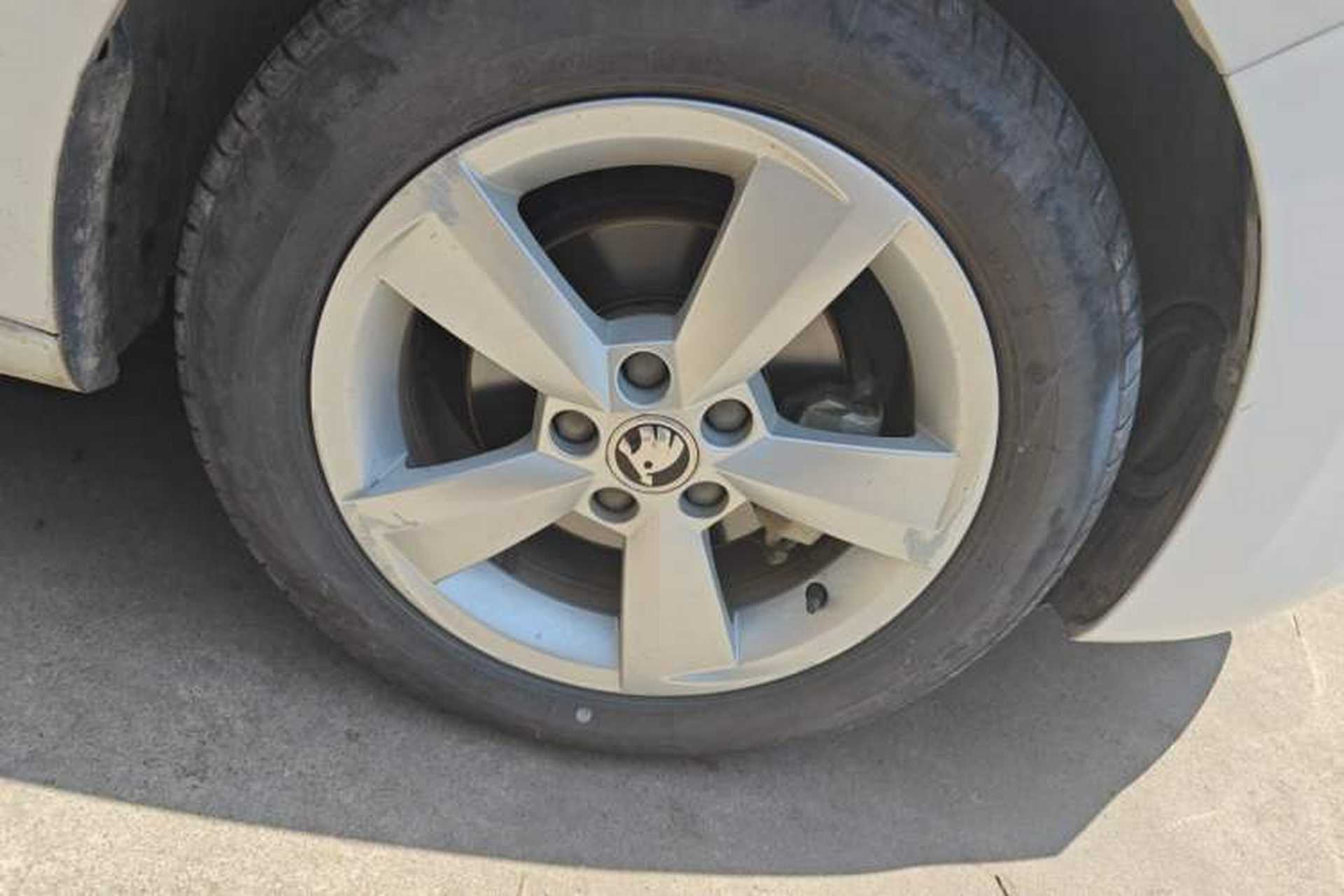 Used Skoda Rapid Spaceback 2018 1.6L Automatic Comfort Edition Right Front Wheel Hub