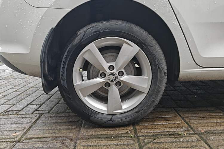 Used Skoda Rapid Spaceback 2018 1.6L Automatic Comfort Edition Right Rear Wheel Hub