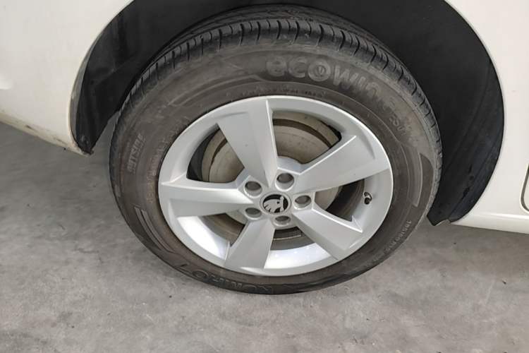 Used Skoda Rapid Spaceback 2018 1.6L Automatic Comfort Edition Right Rear Wheel Hub