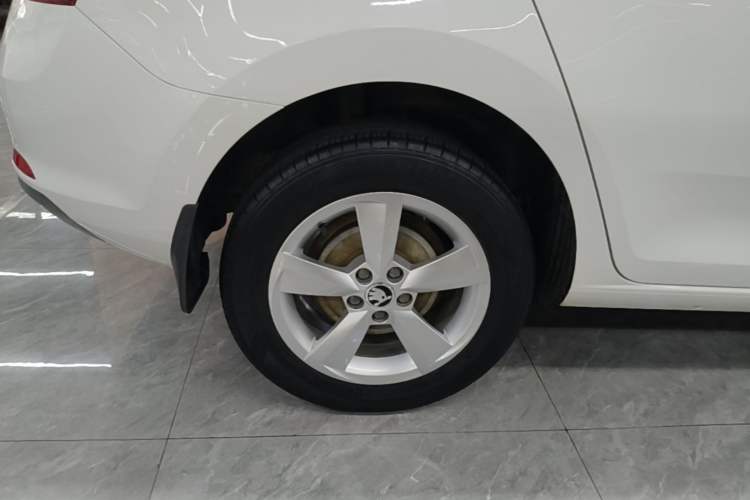 Used Skoda Rapid Spaceback 2018 1.6L Automatic Comfort Edition Right Rear Wheel Hub