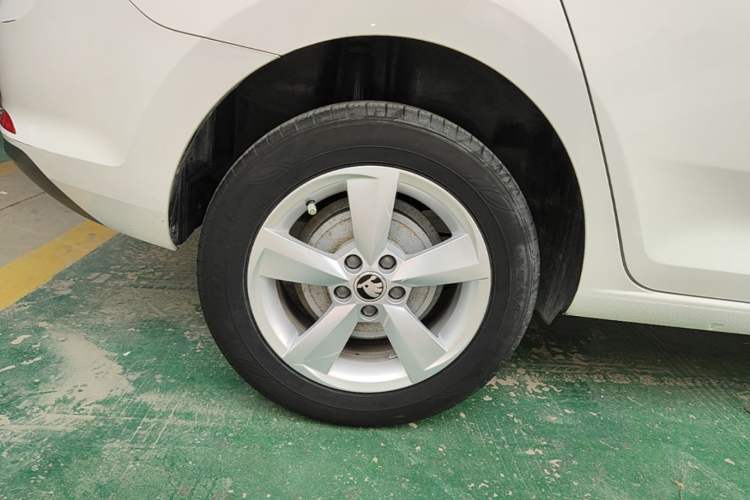 Used Skoda Rapid Spaceback 2018 1.6L Automatic Comfort Edition Right Rear Wheel Hub
