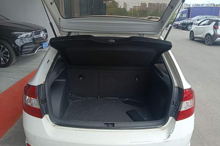 Used Skoda Rapid Spaceback 2018 1.6L Automatic Comfort Edition Trunk