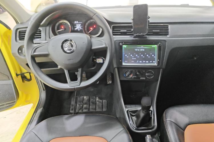 Used Skoda Rapid Spaceback 2018 1.4L Manual Standard Edition Center Console