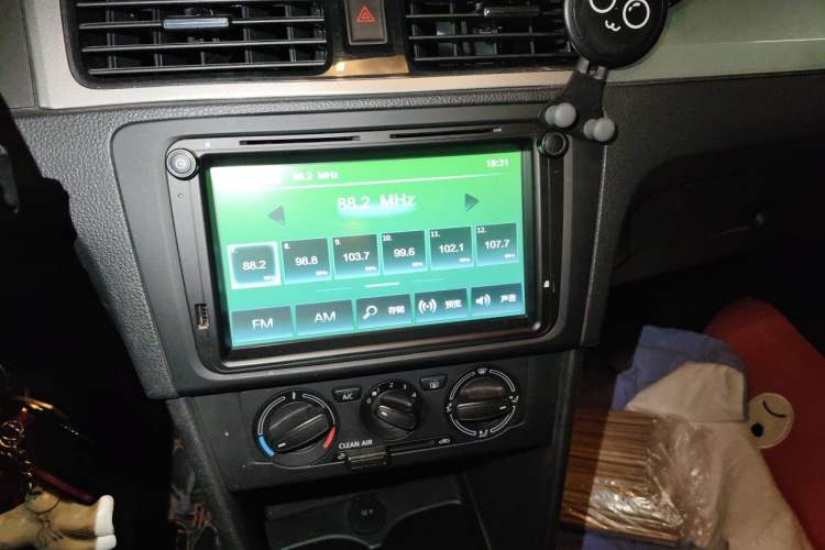 Used Skoda Rapid Spaceback 2019 1.5L Automatic Comfort Edition Audio And AC Panel