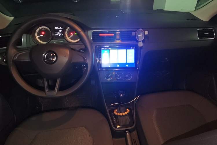 Used Skoda Rapid Spaceback 2019 1.5L Automatic Standard Edition Center Console