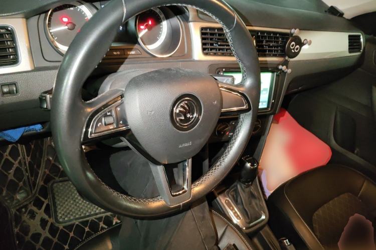 Used Skoda Rapid Spaceback 2019 1.5L Automatic Comfort Edition Center Console