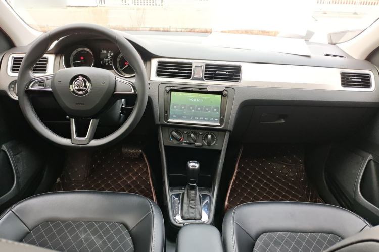 Used Skoda Rapid Spaceback 2019 1.5L Automatic Comfort Edition Center Console