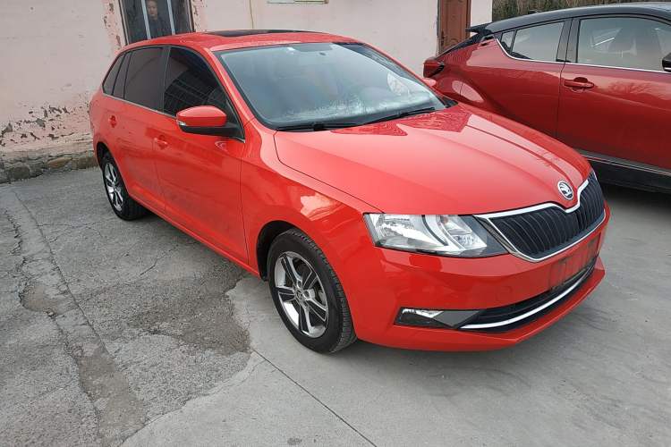 Used Skoda Rapid Spaceback 2019 1.5L Automatic Comfort Edition Front Right 45 Deg