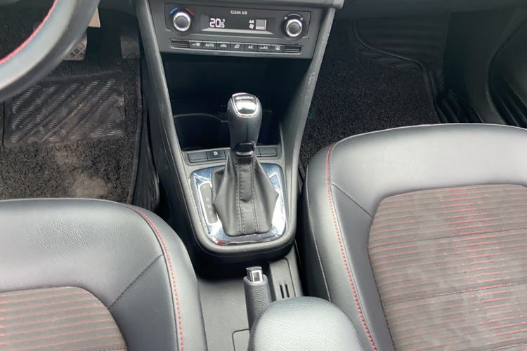 Used Skoda Rapid Spaceback 2019 1.5L Automatic Sport Edition China VI Standard Gear Lever