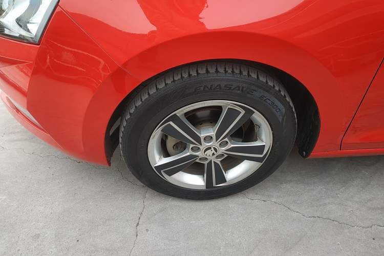 Used Skoda Rapid Spaceback 2019 1.5L Automatic Comfort Edition Left Front Wheel Hub