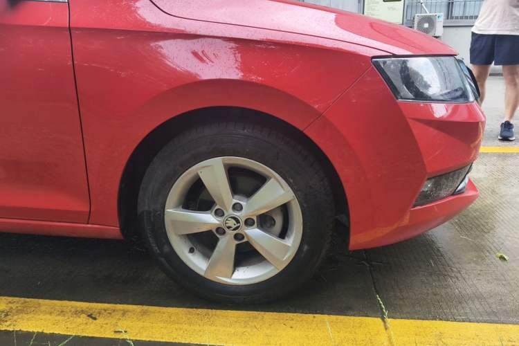 Used Skoda Rapid Spaceback 2019 1.5L Automatic Comfort Edition Right Front Wheel Hub