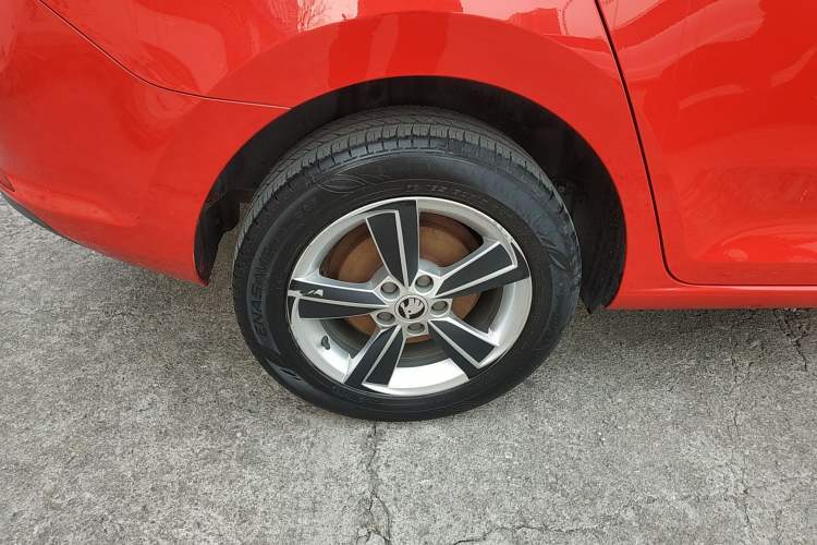 Used Skoda Rapid Spaceback 2019 1.5L Automatic Comfort Edition Right Rear Wheel Hub