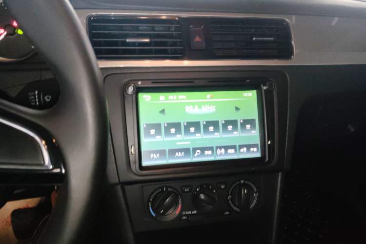 Used Skoda Rapid Spaceback 2019 1.5L Automatic Comfort Edition Audio And AC Panel
