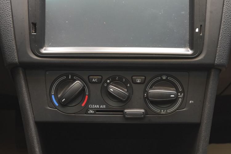 Used Skoda Rapid Spaceback 2019 1.5L Automatic Comfort Edition Audio And AC Panel