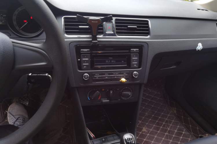 Used Skoda Rapid Spaceback 2019 1.5L Manual Standard Edition Audio And AC Panel