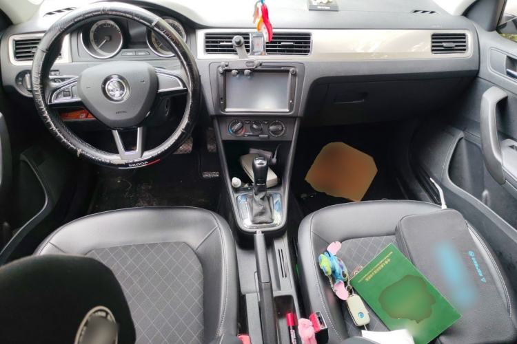 Used Skoda Rapid Spaceback 2019 Revised Version 1.5L Automatic Comfort Edition China VI Standard Center Console