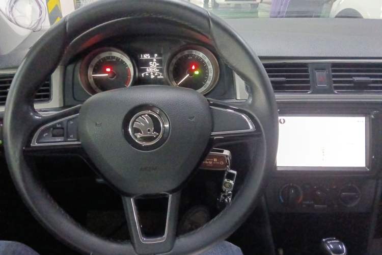 Used Skoda Rapid Spaceback 2019 Revised Version 1.5L Automatic Comfort Edition China V Standard Center Console