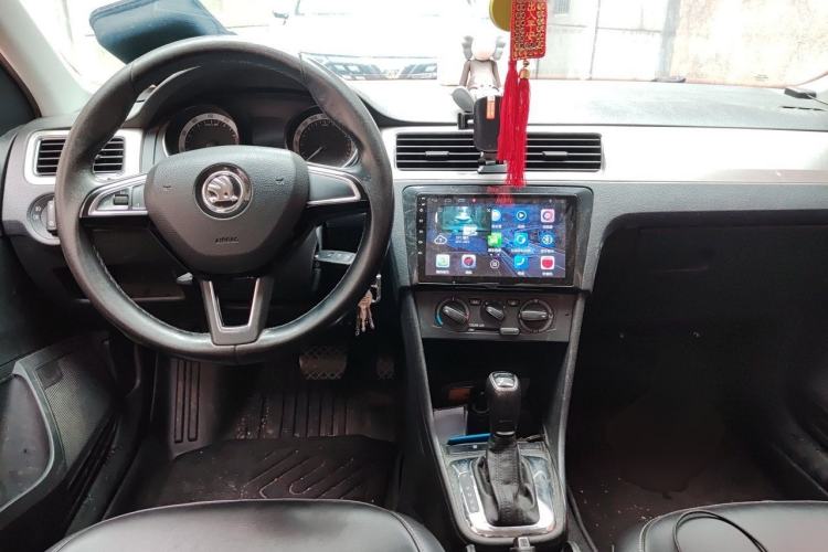Used Skoda Rapid Spaceback 2019 1.5L Automatic Comfort Edition Center Console