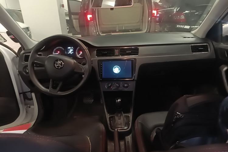 Used Skoda Rapid Spaceback 2019 1.5L Automatic Standard Edition Center Console