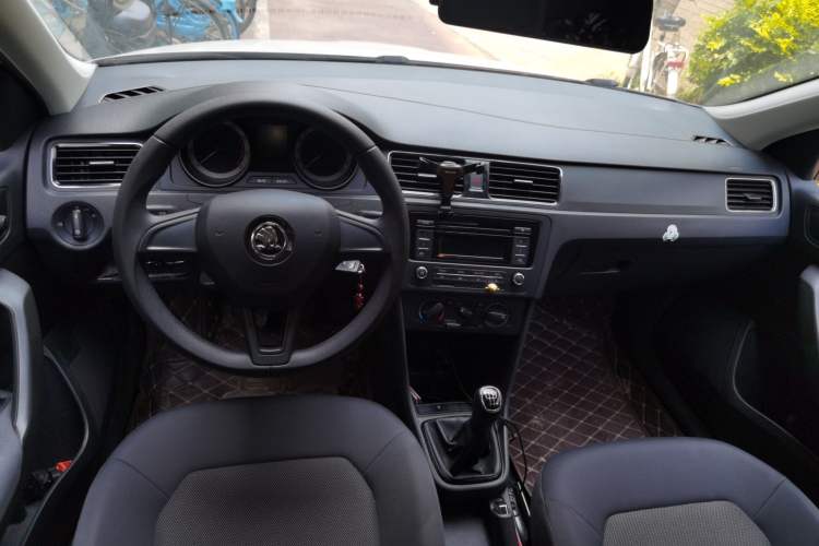 Used Skoda Rapid Spaceback 2019 1.5L Manual Standard Edition Center Console