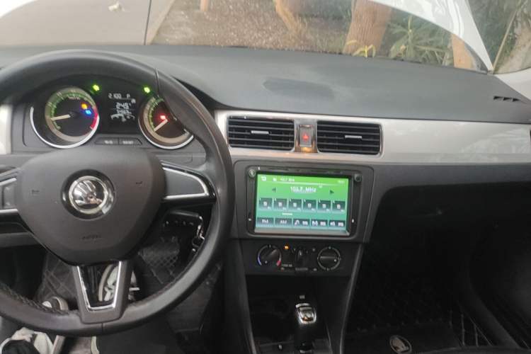 Used Skoda Rapid Spaceback 2019 1.5L Automatic Comfort Edition Center Console