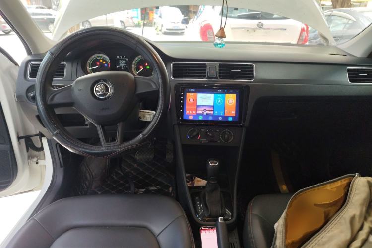 Used Skoda Rapid Spaceback 2019 Revised Version 1.5L Automatic Standard Edition China V Standard Center Console