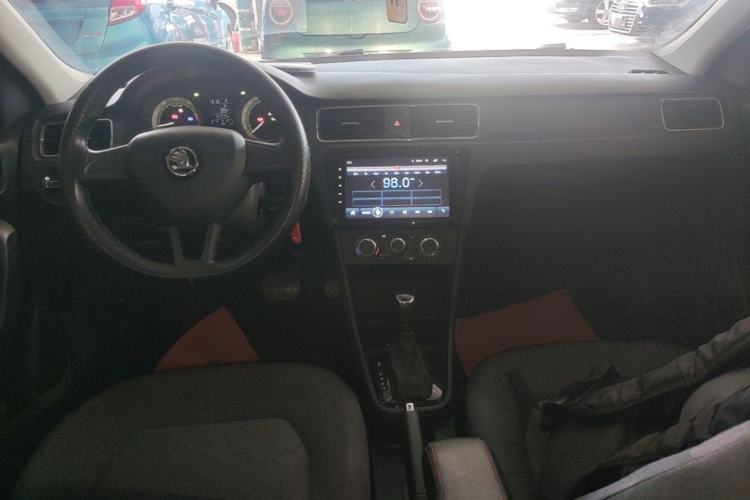 Used Skoda Rapid Spaceback 2019 Revised Version 1.5L Automatic Standard Edition China V Standard Center Console