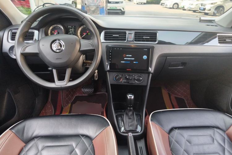 Used Skoda Rapid Spaceback 2019 1.5L Automatic Standard Edition Center Console