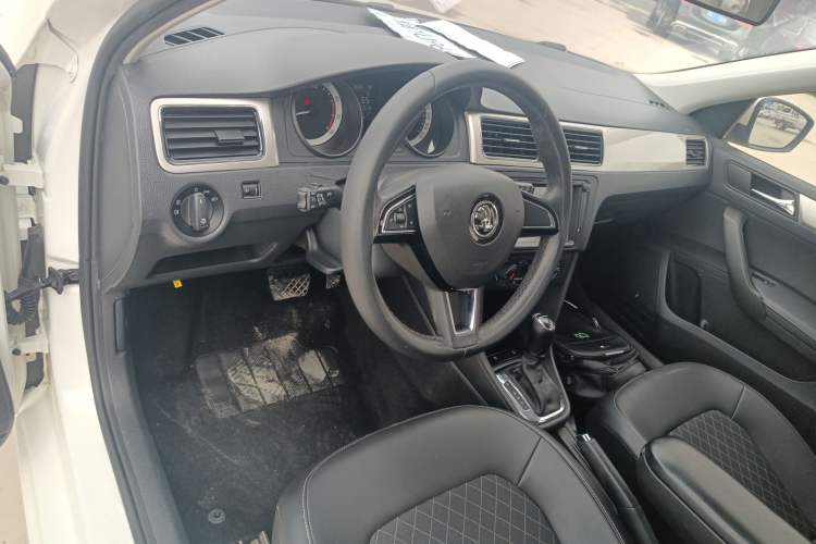 Used Skoda Rapid Spaceback 2019 Revised Version 1.5L Automatic Comfort Edition China VI Standard Center Console