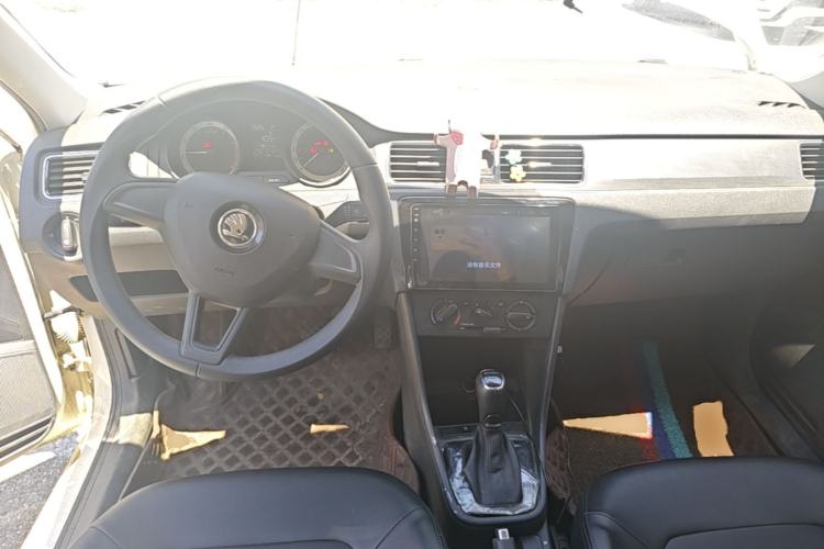 Used Skoda Rapid Spaceback 2019 1.5L Automatic Standard Edition Center Console