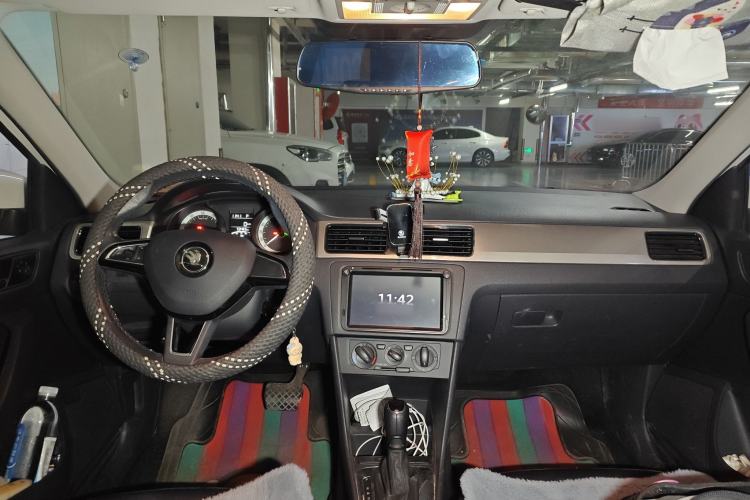 Used Skoda Rapid Spaceback 2019 1.5L Automatic Comfort Edition Center Console