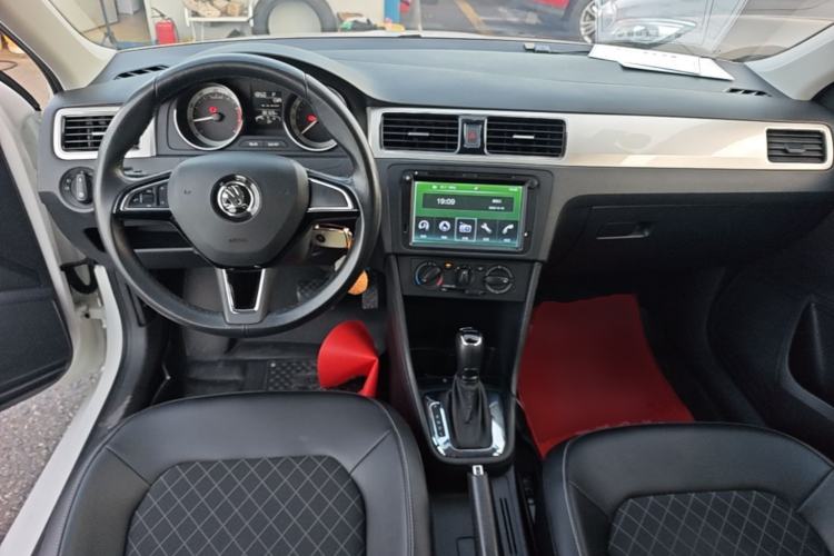 Used Skoda Rapid Spaceback 2019 Revised Version 1.5L Automatic Comfort Edition China V Standard Center Console
