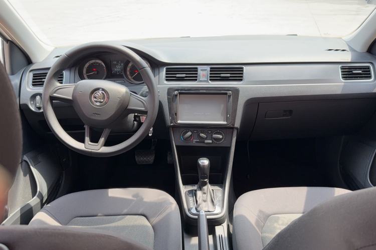 Used Skoda Rapid Spaceback 2019 Revised Version 1.5L Automatic Standard Edition China V Standard Center Console