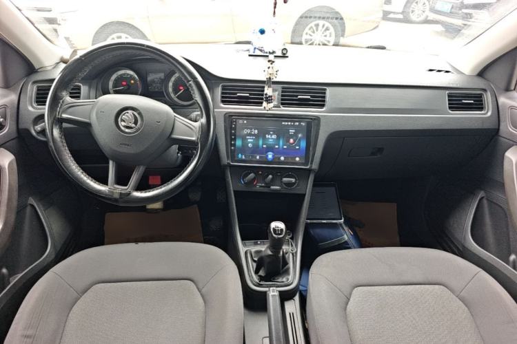 Used Skoda Rapid Spaceback 2019 Revised Version 1.5L Manual Entry-Level Edition China V Standard Center Console