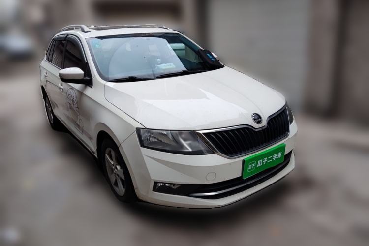 Used Skoda Rapid Spaceback 2019 1.5L Automatic Comfort Edition Front Right 45 Deg