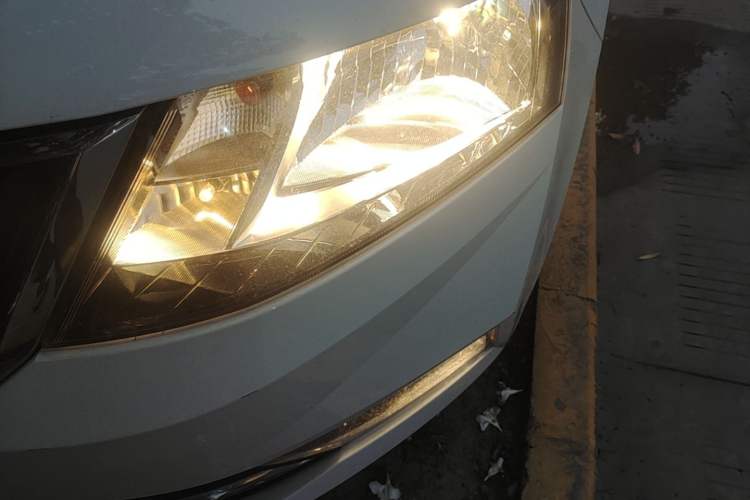 Used Skoda Rapid Spaceback 2019 1.5L Automatic Comfort Edition Left Front Headlight