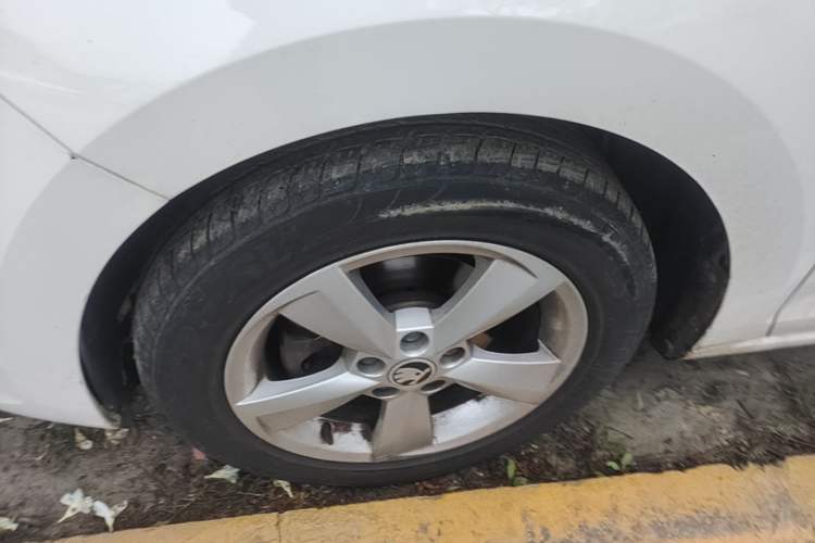 Used Skoda Rapid Spaceback 2019 1.5L Automatic Comfort Edition Left Front Wheel Hub