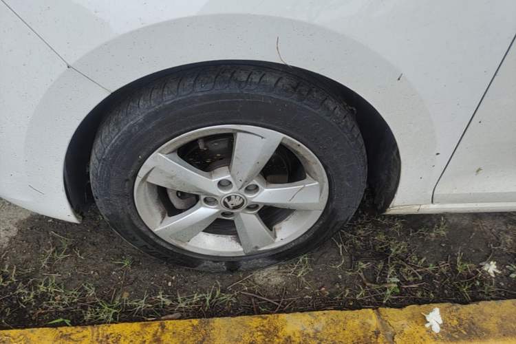 Used Skoda Rapid Spaceback 2019 1.5L Automatic Comfort Edition Left Front Wheel Hub