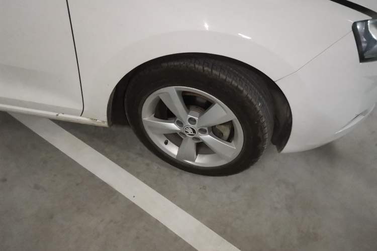 Used Skoda Rapid Spaceback 2019 1.5L Automatic Comfort Edition Right Front Wheel Hub