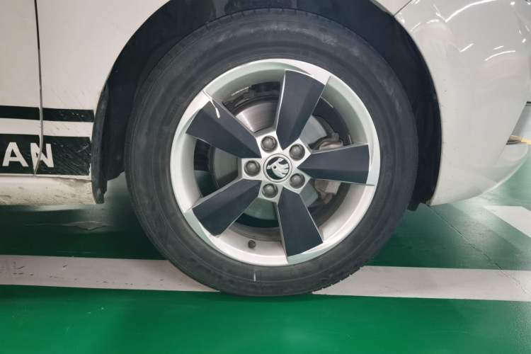 Used Skoda Rapid Spaceback 2019 Revised Version 1.5L Automatic Comfort Edition China VI Standard Right Front Wheel Hub