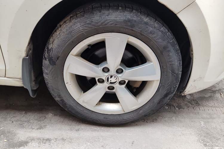 Used Skoda Rapid Spaceback 2019 1.5L Automatic Comfort Edition Right Front Wheel Hub