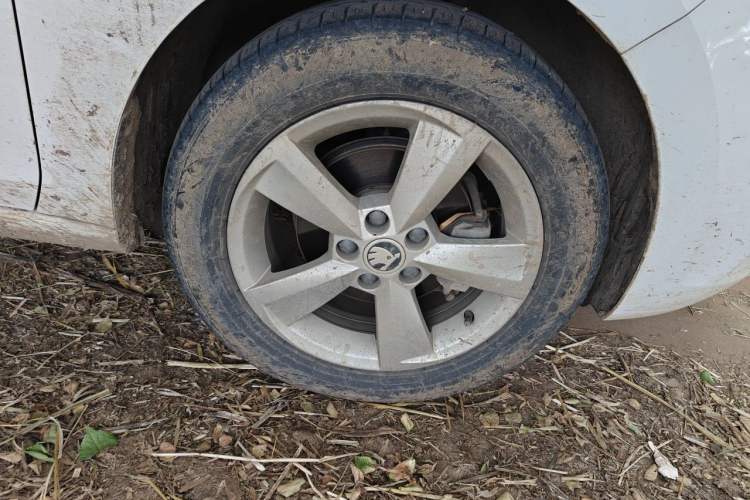 Used Skoda Rapid Spaceback 2019 1.5L Manual Comfort Edition Right Front Wheel Hub