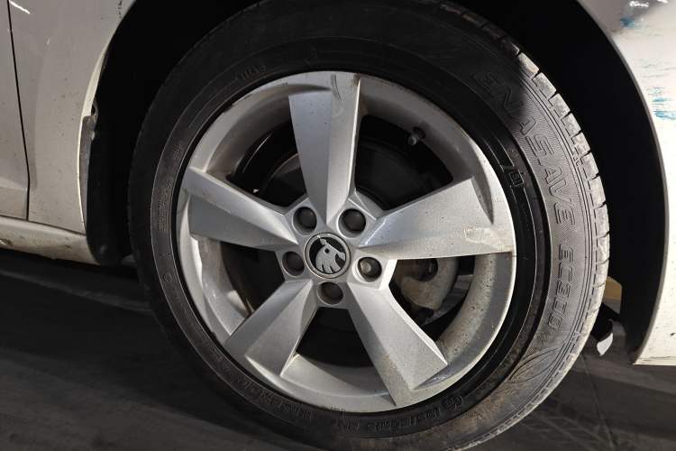 Used Skoda Rapid Spaceback 2019 1.5L Automatic Comfort Edition Right Front Wheel Hub